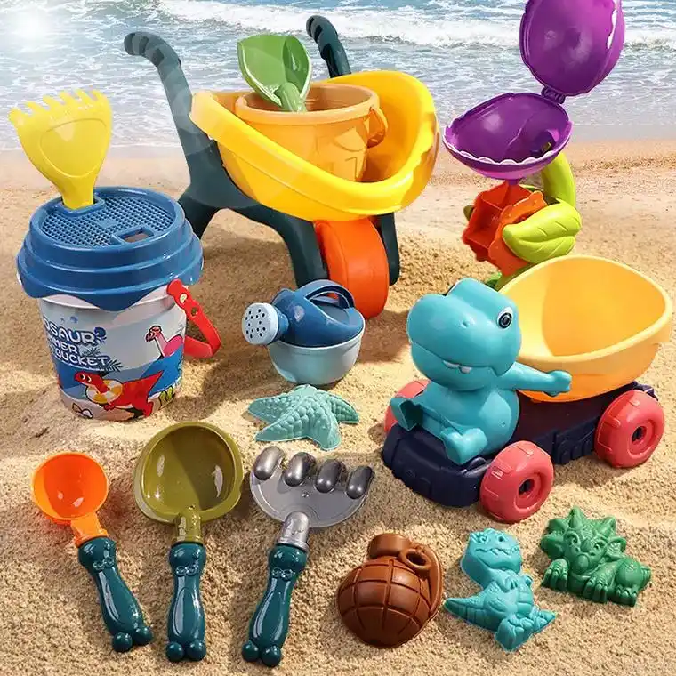 宝宝玩沙好开心!这套工具超可爱,小手握着沙铲子,挖出一个个漂 - 抖音