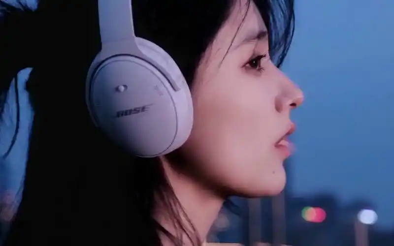 戴上耳机,整个世界都是你的. 带上bose走乐走乐 他很哇塞