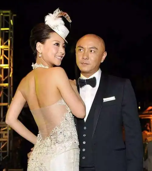 张卫健深夜发文忙完工作就带妻子张茜去看日出和日落好幸福