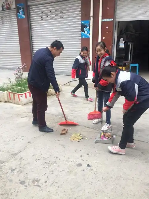 各年级老师负责带队打扫卫生.