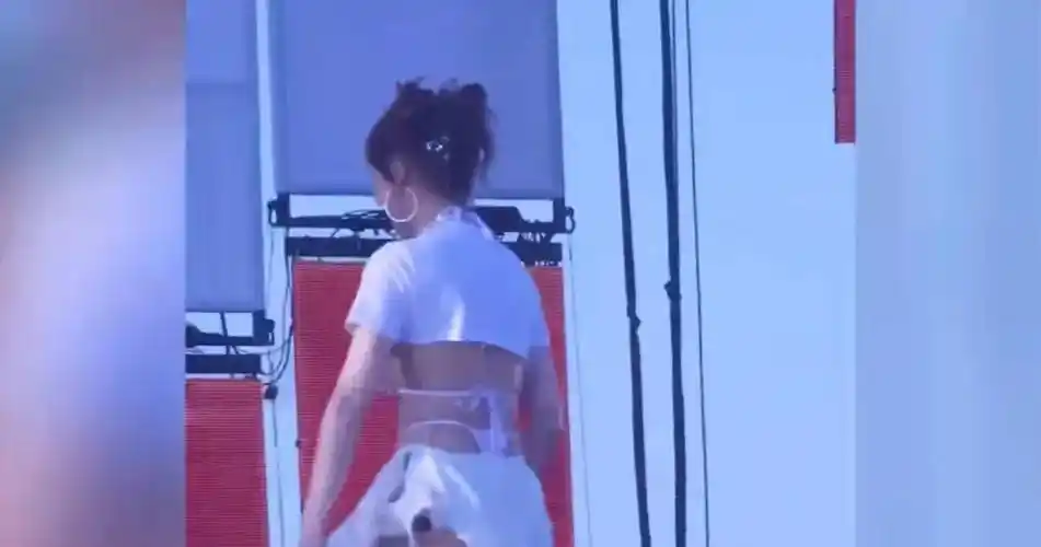 泫雅裙子带子散开娱乐圈再次掀起热议