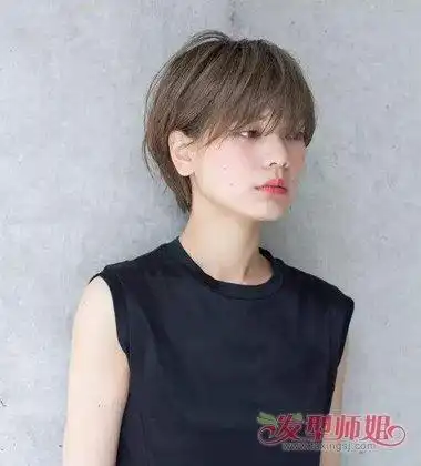 2019辣妈潮女都爱齐耳短发 烫凌乱卷齐耳短发颇减龄