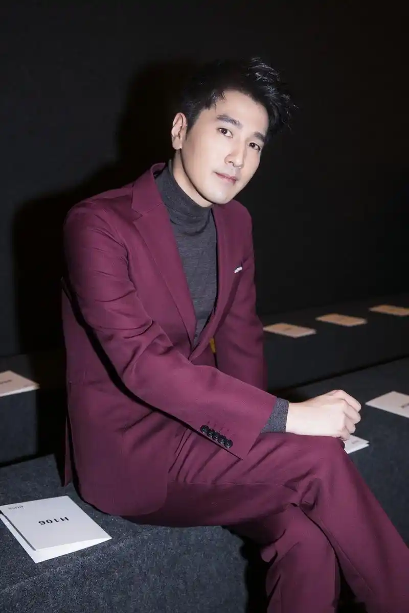 秀后boss集团ceo和首席品牌官还与赵又廷聊天合影,国际范儿的马克你