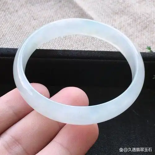 然而,不同品质的细糯化翡翠手镯价格也不同,这让许多消费者感到迷茫.