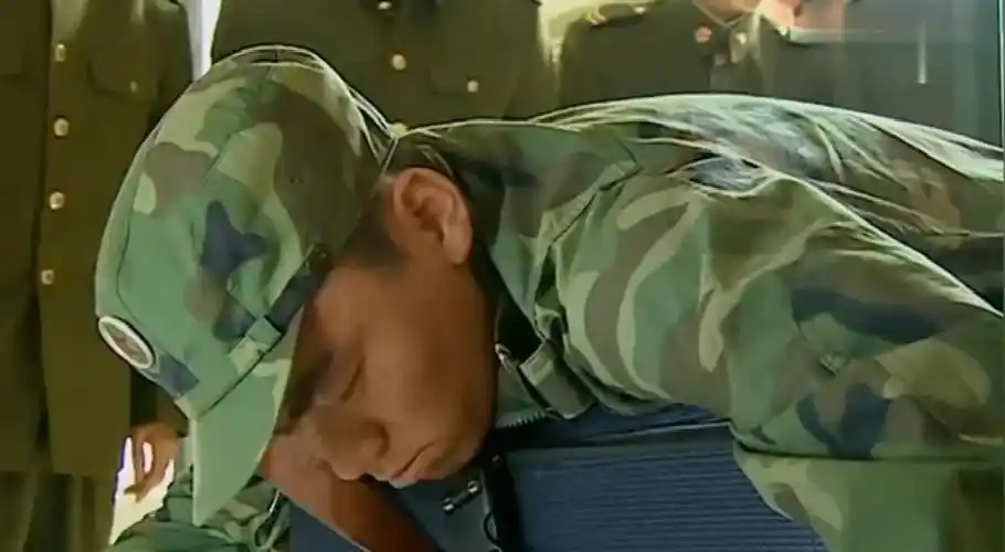 士兵突击:史今要退伍,许三多不让他走,哭的就像是一个傻子