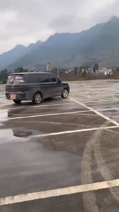 五菱宏光plus玩转漂移,这声浪好听不!