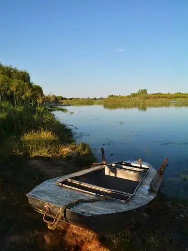 来到桥下,一艘小船静静的停在岸边,温暖的阳光照亮船舷,默默地等着