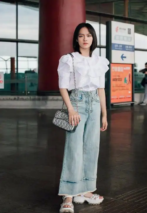 4/ 62017年9月,在犯罪悬疑电影《心理罪之城市之光》中饰演廖亚凡.