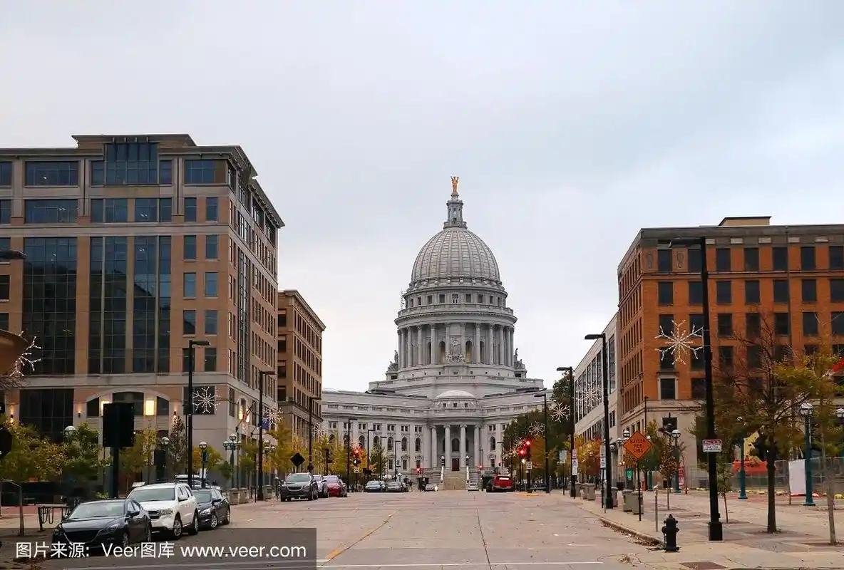 麦迪逊市中心的城市景观与州议会大厦.