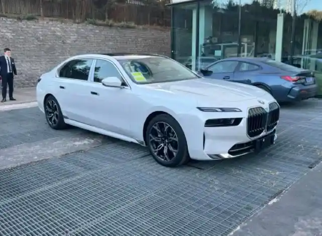 白色气质截然不同,全新一代宝马7系最新到店实拍图曝光