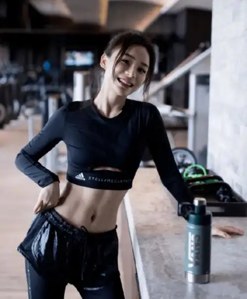 又晒腹肌袁姗姗的马甲线是雕刻出来的吧