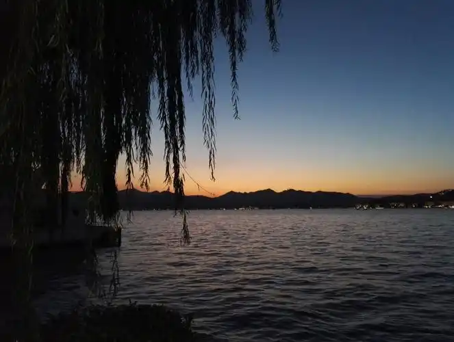 傍晚的西湖,别有一番风味.真所谓,落霞与孤鹜齐飞,秋