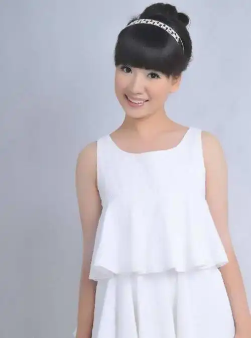 陈苏,主持名红果果,出生于浙江省杭州市,中国内地节目主持人,毕业