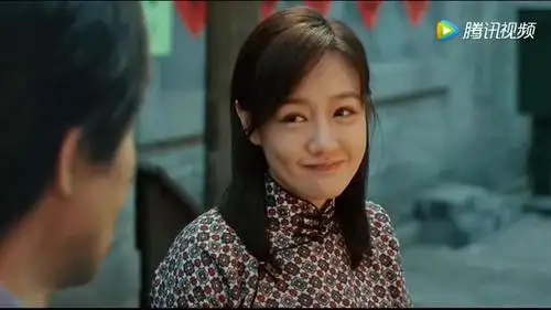 光荣时代里的薛佳凝很有女人味笑起来很迷人