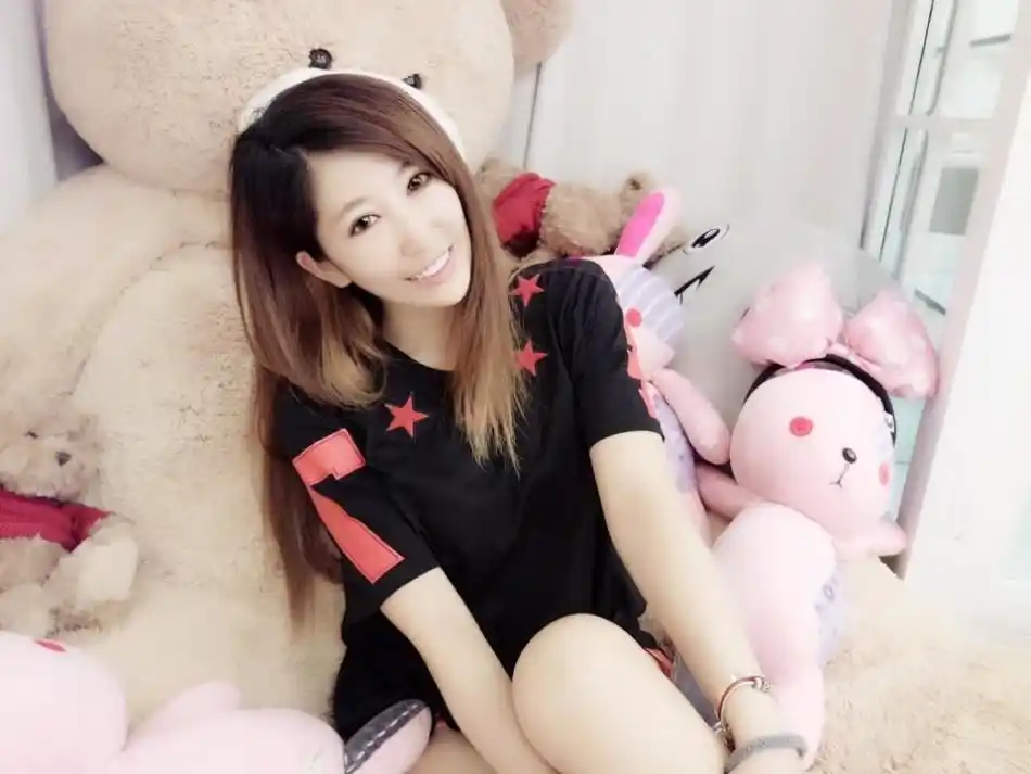 lol解说贝拉近照:"球王"还是那么厉害(17)