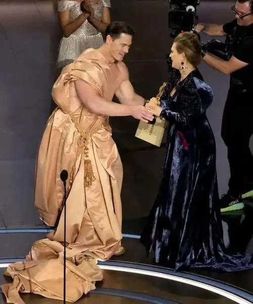 赵喜娜全裸上台颁奖本届奥斯卡真是笑掉大牙众星表情实在精彩