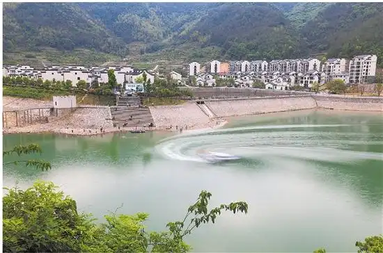 《新白泉》 卢兵