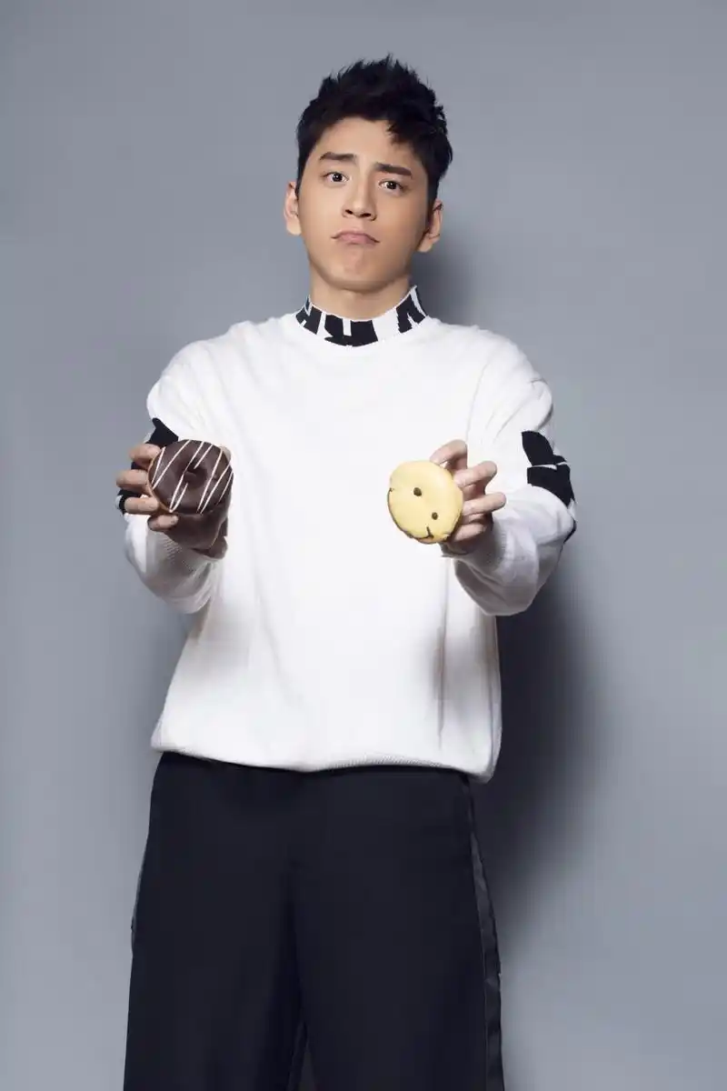 王大陆情人节写真曝光 暖心笑容尽显温柔男友力