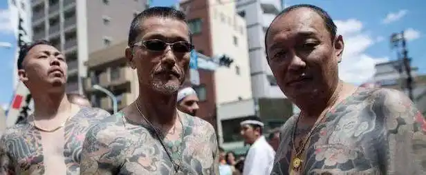 暗访日本暴力团的私生活:断手指,通体纹身,年薪50万|黑帮|黑社会|山口