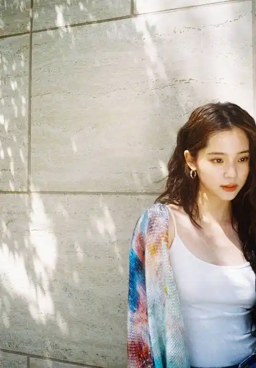 欧阳娜娜,2000年6月15日出生于台湾省台北市,祖籍江西省吉安县横江镇