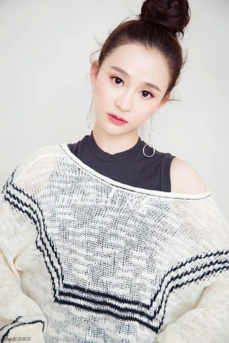 组图:陈昱霖最新俏皮写真 小露香肩搞怪卖萌_高清图集_新浪网