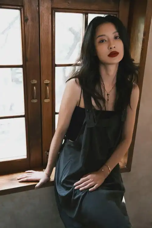 港风美女孙佳雨微博最新写真,复古红唇搭配披肩波浪卷发