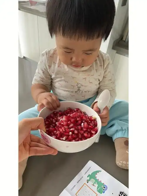 闺女第一次吃石榴