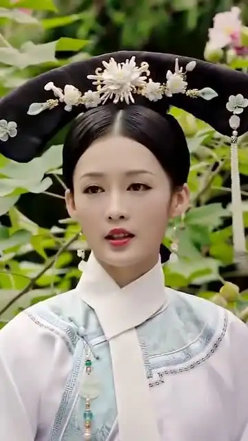 李沁清宫装造型欣赏,端庄秀丽,美人犹似画中仙!