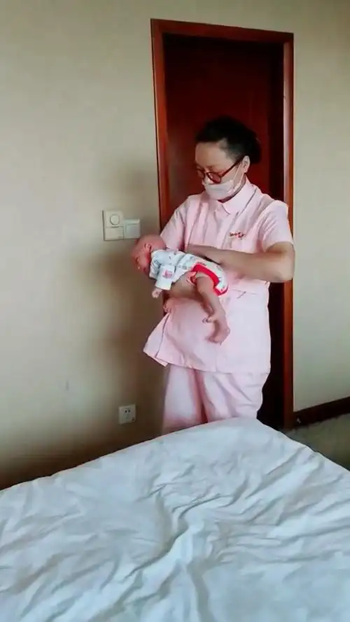 三秒止哭,飞机抱有效缓解宝宝肠绞痛.