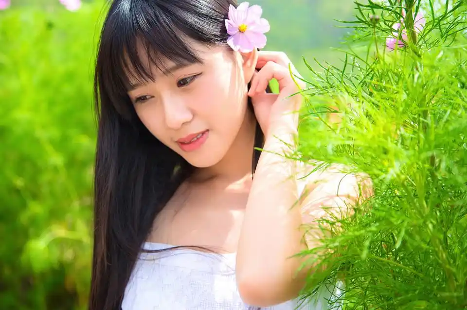 清新少女夏日自然写真高清户外艺术照[3/10]_清纯美女_美桌网