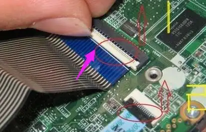 展开全部 排线插口有个卡扣,往上掰,能掰到上面,然后插入排线,把卡扣