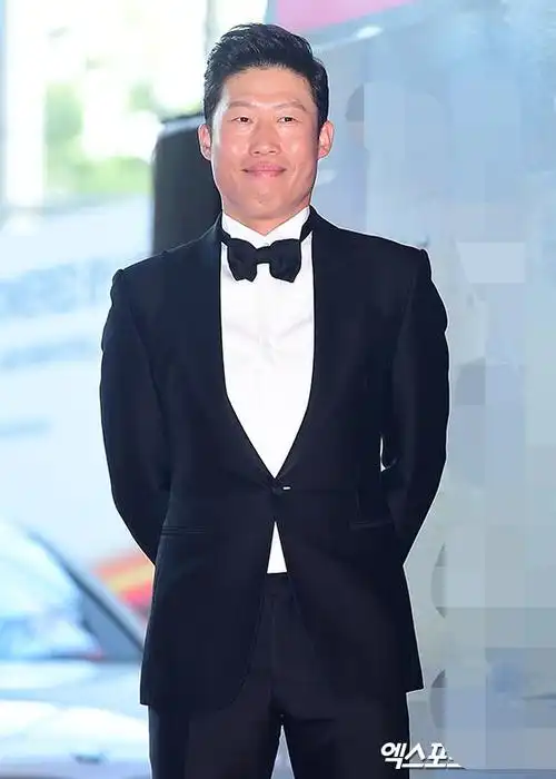 组图刘海镇亮相百想红毯微笑亮相心情佳