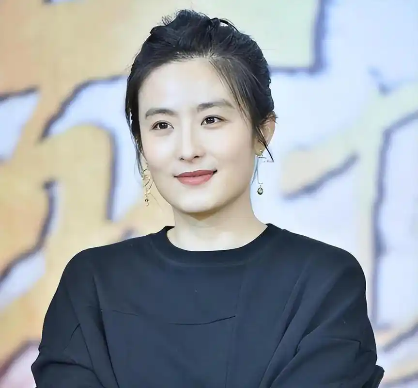 但一转过头就发现徐百慧再次沉浸在剧本里,心中只