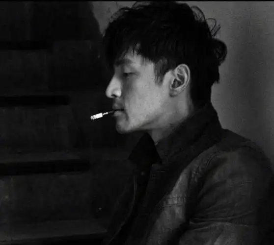 胡歌抽烟帅到窒息,不止一点迷人!这样的男人谁不想嫁?