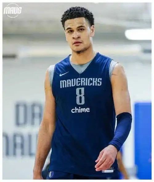 东契奇在训练中展示强壮肱二头肌!力量,自信,实力!_比赛_球迷_独行侠