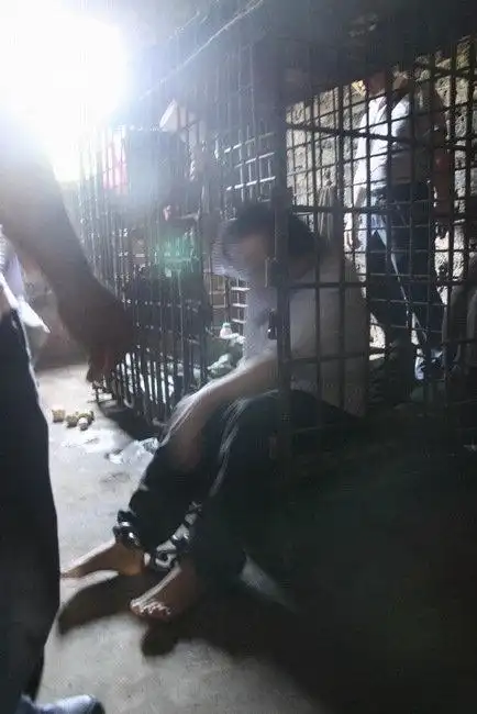 江西男子10年前打死小孩被囚铁笼11年终被释放