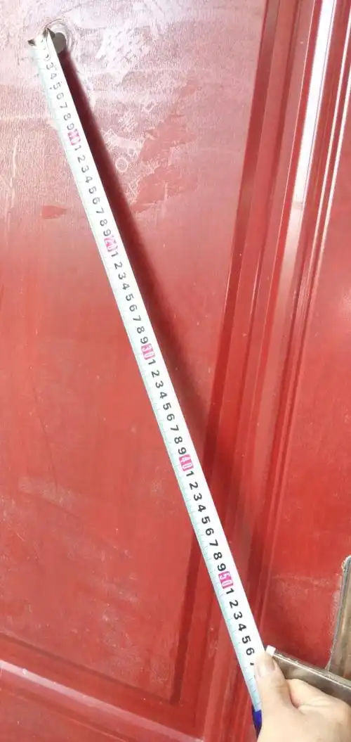 取下,用卷尺从孔上铅一直量到拉手边进一公分的地方,斜直距离是56厘米