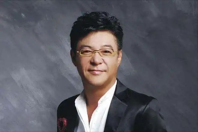 姜育恒穿4250t恤豪宅宴客63岁歌声仍动听曾欠下12年债务