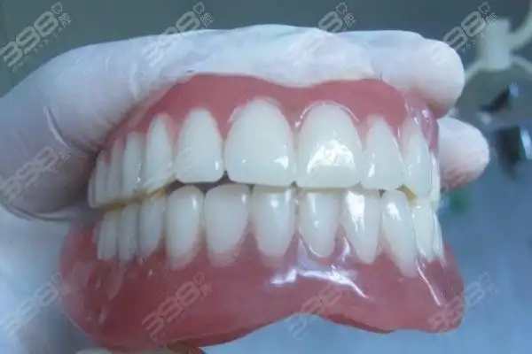 满口假牙晚上摘下来好还是带着好呢