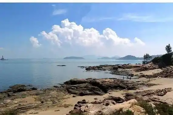 乌礁湾又名苏尖湾,是东山岛的海滨游览区.