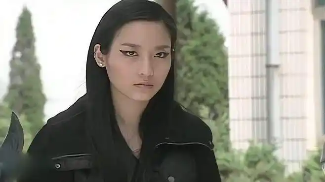 铠甲勇士:冰儿带异能兽出现,坤中召唤铠甲,成功救下西钊