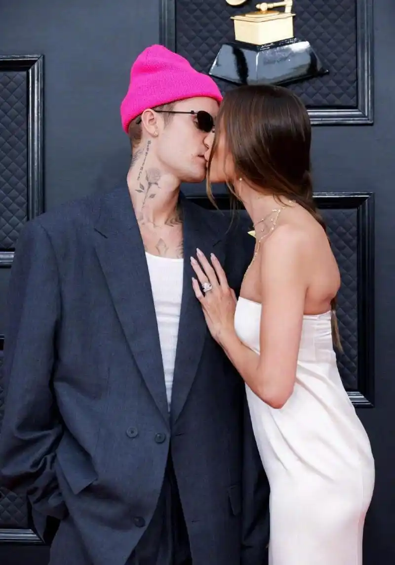 出席2022年格莱美颁奖典礼红毯的,贾斯汀比伯justinbieber和妻子海莉