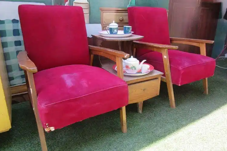 黑白电视机,旧家具,老沙发,二八大杠等旧居家用品,也在不断唤醒游客们