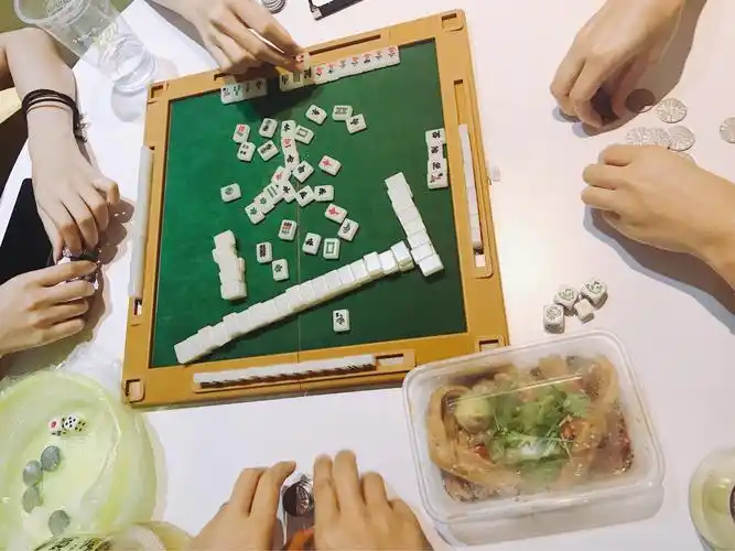 打麻将啃鸭爪也没有毛病的!