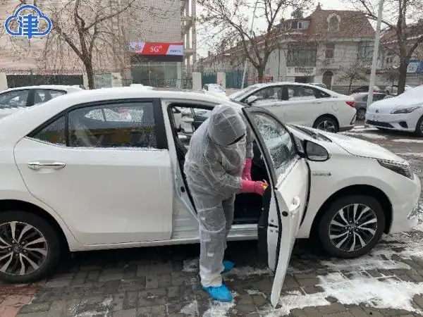 滴滴工作人员为网约车消毒