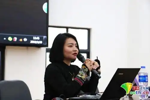 雨花非遗馆金阳老师在讲述手工盘扣.中国青年网记者 郭凯薇摄