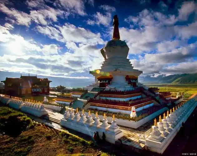 快速辨别藏区灵塔与白塔的方法!