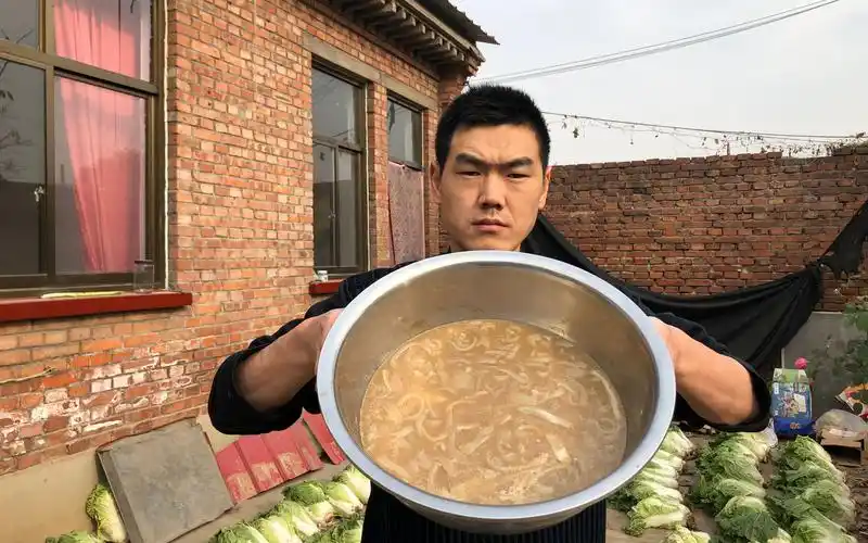 猪皮冻熬好了阿远切了一盘子尝尝看果然没老爸做的好