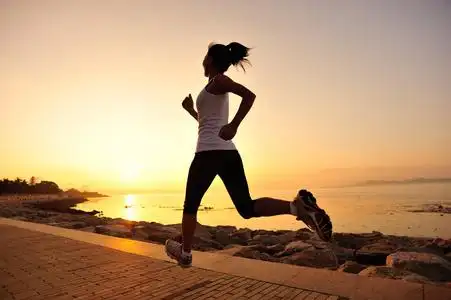 女人健身剪影日出慢跑锻炼健康概念海边休闲装年轻男人奔跑新娘和新郎