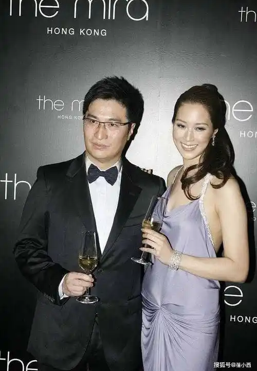 徐子淇在富豪老公面前真敢穿,一袭紫色露背连衣裙,也就她撑得住